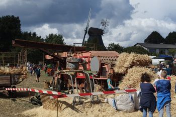 Dreschkasten "Pressdrescher mit Ferneinleger" Firma Buschhoff von 1955 auf dem Ostsee Traktorentreffen in Krokau