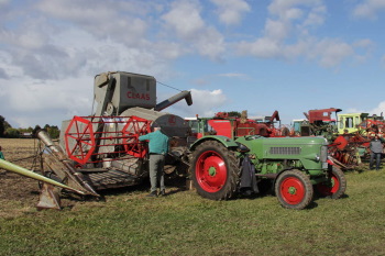 Dreschkasten "Pressdrescher mit Ferneinleger" Firma Buschhoff von 1955 auf dem Ostsee Traktorentreffen in Krokau